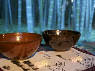 Minum teh macha saat memandangi hutan bambu! Sungguh pengalaman yang unik