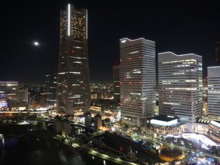 Cảnh đêm từ gondola - ảnh chụp trong khi đi thuyền. Landmark Tower và Queens Square