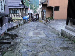 ทางเดินปูด้วยหินผ่านศูนย์กลางของเมืองยุโนะฮิระ (Yunohira) สร้างมาตั้งแต่ยุคโชะวะ (1926-1989)