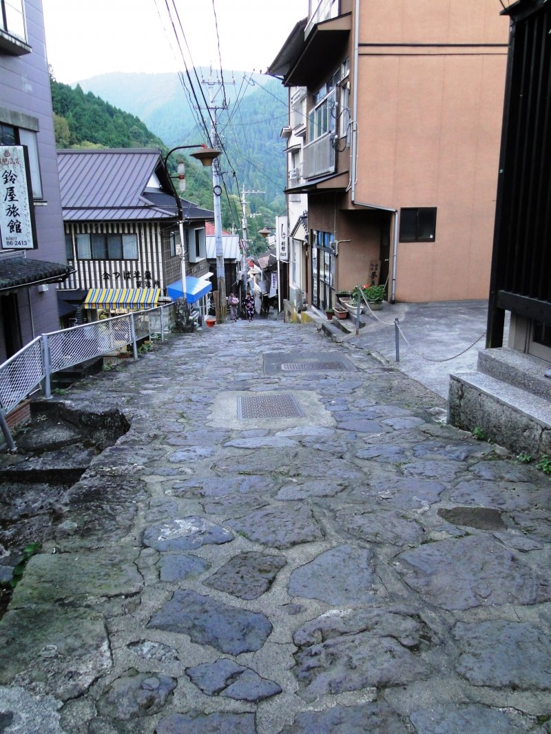 <p>The stone pavement that runs through the center of Yunohira&nbsp;dates from the Showa&nbsp;period (1926-1989).&nbsp;</p>
