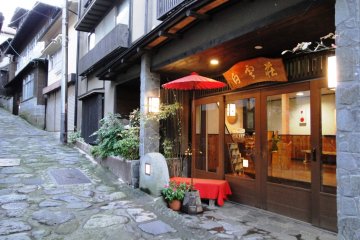 <p>The town has a few shops and a handful of onsen&nbsp;ryokan</p>
