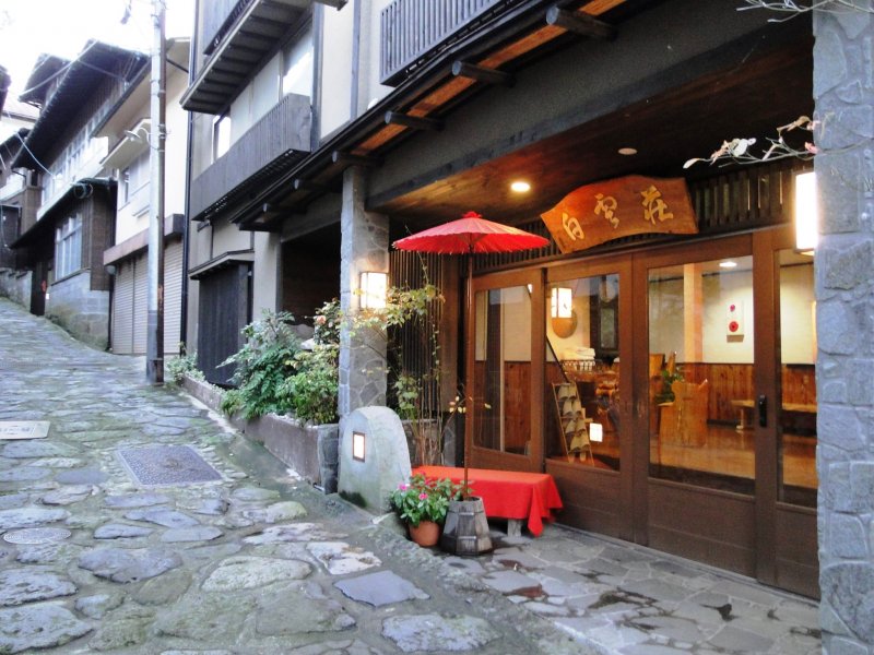 <p>The town has a few shops and a handful of onsen&nbsp;ryokan</p>