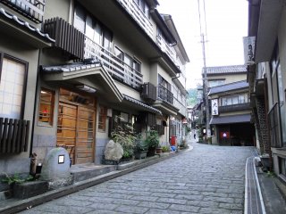 รถทัวร์บางคันจะหยุดที่นี่ แต่เวลาส่วนใหญ่ เมืองยุโนะฮิระจะมีแต่ชาวบ้านและผู้เข้าพักค้างคืนเป็นครั้งคราว
