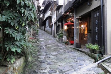 <p>Sometimes you can catch ryokan guests clip clopping to the public baths in their wooden sandals and yukata ... but not always!</p>
