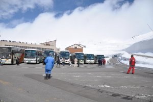Ketika tiba di sana bis menurunkan kami di depan bangunan &nbsp;di Terminal Murodo ini dan kemudian bus diparkir
