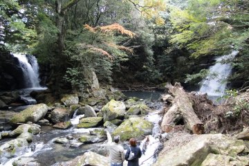 <p>The twin falls of Meoto-take just outside Kurokawa Onsen</p>