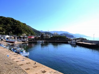 Đền Ebisu được thành lập để theo dõi sự an toàn của những chiếc thuyền đánh cá đi từ cảng này.