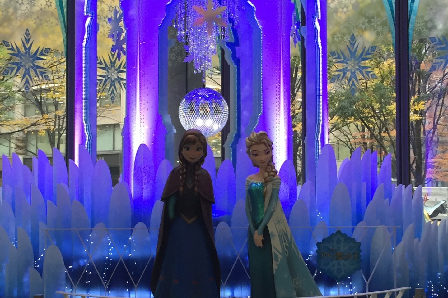 'Frozen's' Anna and Elsa in the Marunouchi building  