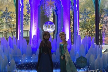 <p>&#39;Frozen&#39;s&#39; Anna and Elsa in the Marunouchi building&nbsp;&nbsp;</p>