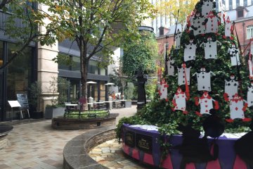 <p>The Christmas tree of Alice brought a festive atmosphere to the Marunouchi&nbsp;Brick Square.</p>