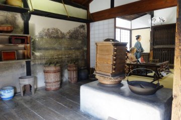 <p>A few mannequins recreate daily life in the interior of the Shimada&nbsp;House</p>