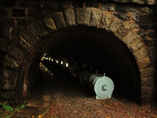 小マンプ（マンプは坑道の意）の中は、東平にゆかりのある鉱山運搬機器展示場となっている