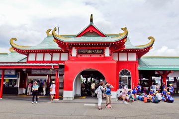 오다큐 선의 아주 컬러풀한 카타세 에노시마 역. 에노시마에 가기 위한 3가지 방법 중 하나이다 (에노덴 선의 에노시마 역과 에노시마 모노레일 역)