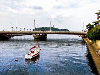 Hình ảnh đầu tiên  về đảo Enoshima, gần lối ra ga