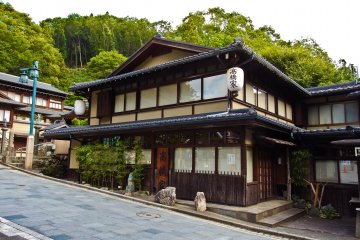 <p>Close to the start of the hike are many shrines, temples and buildings like this Japanese style lodge</p>