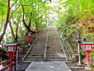 L'escalier final menant au Yakuô-in où vous remarquerez de nombreuses lanternes rouges et plusieurs statues noires représentant certaines des nombreuses Divinités gardiennes du mont Takao