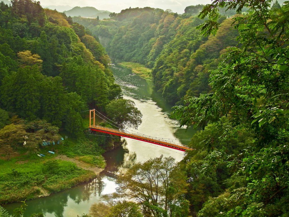 If approaching Lake Sagami from Mount Takao, the very distinctive Benten Bridge will appear before you in a valley directly below