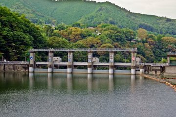 <p>Interestingly, as with many other lakes in Japan, Sagamiko is an artificially man-made structure built to provide water and electricity for Sagamihara City and beyond</p>