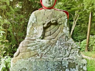 Nhiều bức tượng được biết đến tại địa phương là ‘Jizo’. Khi được dịch sang tiếng Nhật, ý nghĩa chung của chúng ám chỉ đến một "vị thần hộ mệnh", người được cho là bảo vệ khách du lịch, phụ nữ và trẻ em; (Tôi hy vọng họ cũng bảo vệ nam giới!)