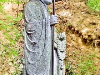 Một bức tượng Kukai (Kobo Daishi), nằm bên ngoài lối vào chính của chùa Yakuo-in. Kukai nổi tiếng với việc thành lập giáo phái Shingon của Phật giáo ở Nhật Bản trong thế kỷ thứ 8