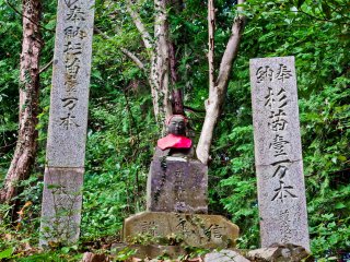 Khi tiếp cận chùa Yakuo-in, bạn sẽ tìm thấy nhiều Jizo nằm giữa các bia đá