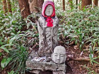 Several minutes further down this path was another eerie Jizo. This time it had a decapitated head placed next to it