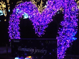 Adorable characters welcome you in front of the heart-shaped illuminated ornament called &#39;Illumination Jewelry&#39;