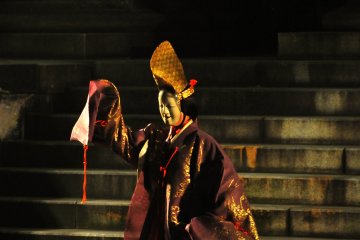 Выбор площадки для представлений японского традиционного театра может показаться странным, но почему-то кажется, все на своем месте! 