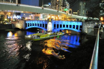 เรือเมล์กำลังวิ่งผ่านช่องแคบๆ ใต้สะพานนิชิกิบนแม่น้ำโทะสะโบะริ