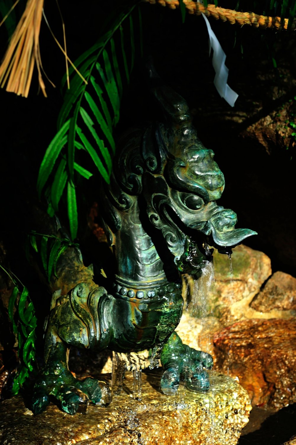 Con rồng với bộ lọc nước gần cổng torii của thác Nachi