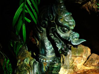 Con rồng với bộ lọc nước gần cổng torii của thác Nachi