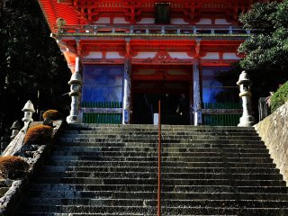熊野那智大社に並列する西国三十三所一番札所の青岸渡寺（せいがんとじ）