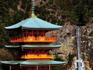 The three-story pagoda and Nachi Falls. The shot from this angle is popular among photographers.