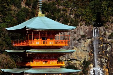 <p>The three-story pagoda and Nachi Falls. The shot from this angle is popular among photographers.</p>
