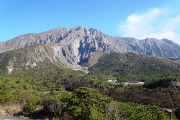 <p>Sakurajima es claramente visible desde el punto de observaci&oacute;n m&aacute;s alto del volc&aacute;n</p>