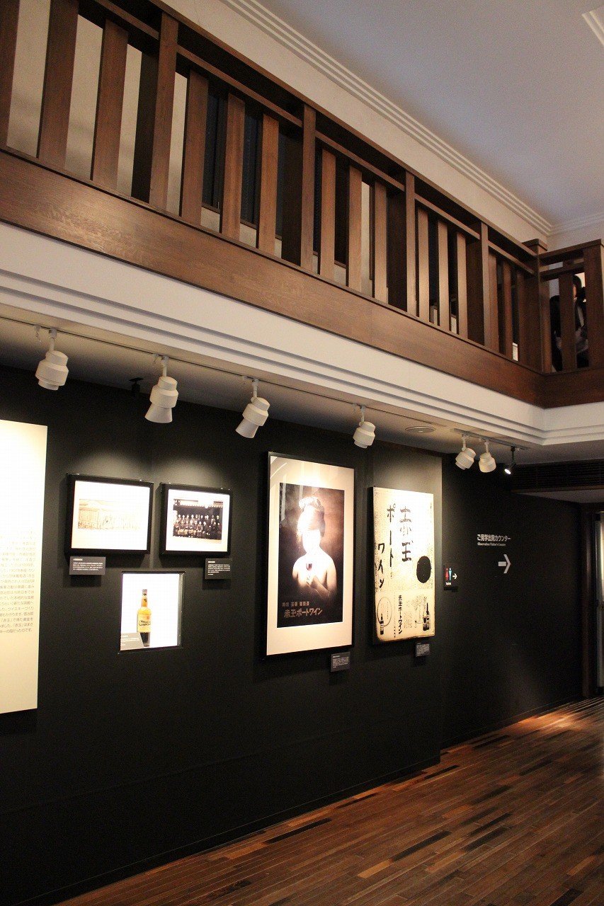 Suntory創業の歴史がパネルで紹介されている。左前方からミュージアムに入って行く