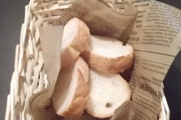 И маленькая корзиночка хлеба