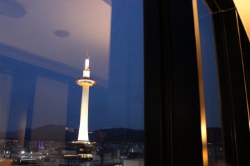 만찬 시간에는 교토 타워가 초저녁 어둠 속에 선명하게 떠올랐다