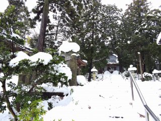 The stone stairs to Taichoji Temple were all buried in snow