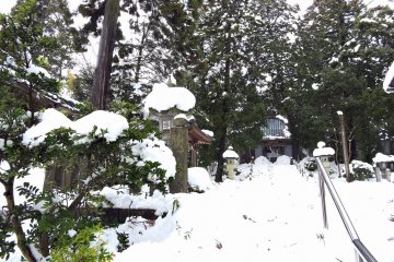 <p>The stone stairs to Taichoji Temple were all buried in snow</p>