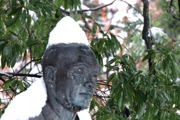 <p>Close-up look at the snow-capped statue of the monk Taicho. Come rain or come snow, his face is always serene.</p>