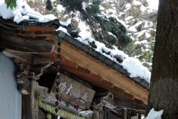 <p>Снег с дождем льет на крышу главного храма</p>