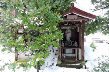 <p>Other jizo statues beside the pathway to the temple</p>
