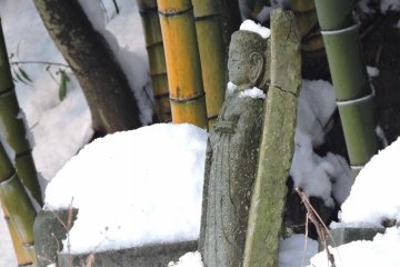 รูปปั้นจิโซะท่ามกลางหิมะที่วัดไทโชะจิ