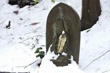 <p>Small Kannon statue looking happy even though half-buried in snow!</p>