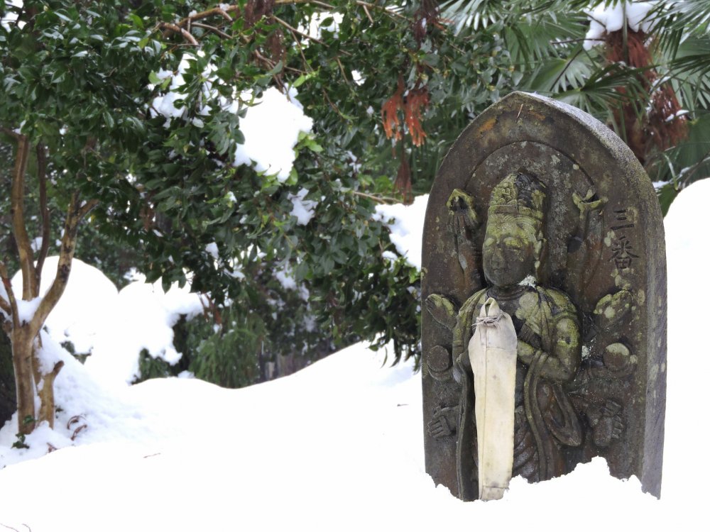 Bức tượng thứ ba trong số 33 bức tượng Quan Âm trong khuôn viên Chùa Taicho