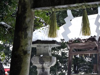 Nhìn lên cánh cổng torii bằng đá từ bên trong chùa