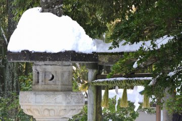 <p>Каменные ворота у входа на паломническую тропу 33 ипостасий Каннон и фонарь торо под шапкой снега &nbsp;</p>