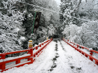สะพานแดงซึ่งทอดข้ามคลองบิวะโกะของวัดฮอนโคะคุจิดูงดงามท่ามกลางหิมะสีขาว