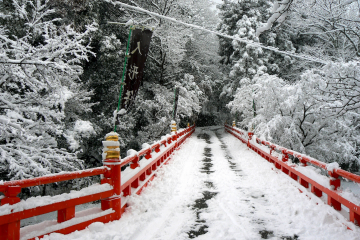 สะพานแดงซึ่งทอดข้ามคลองบิวะโกะของวัดฮอนโคะคุจิดูงดงามท่ามกลางหิมะสีขาว